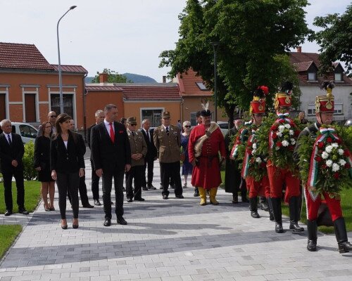 „…Koszorút hoztunk és az áldás hangja árad emlékjeleikre…”