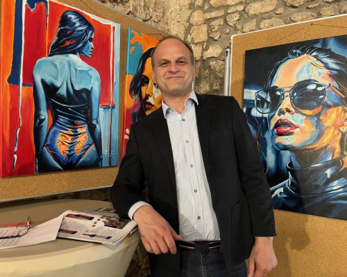 Provokatív alkotások, erőteljes színek – Fekete Gábor kiállítása az Ózsinagógában